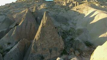 hoodoos, fe- skorstenar och sedimentär vulkanisk sten formationer i eroderade sten dal video