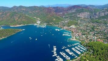 pequeno cidade casas, lindo marina e Turística barcos dentro uma enseada cercado de floresta de mar video