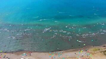 Kitesurfen, Kitesurfen Kiter und Kiteboarder sind gezogen über Meer Wasser durch ein Wind Leistung Drachen video