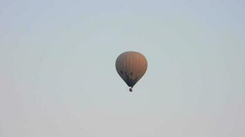 hete luchtballon die in de lucht vliegt video