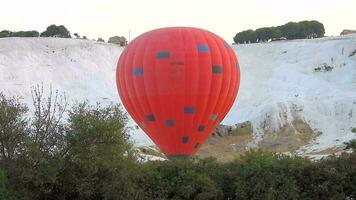 heet lucht ballonnen in wit travertijnen van pamukkale, een toeristisch natuurlijk wereld erfgoed plaats video