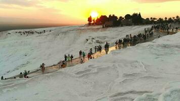 visitantes y turista personas camina de pamukkale calcio carbonato travertinos a puesta de sol video