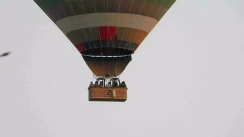 hete luchtballon die in de lucht vliegt video