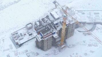 Nevado construção debaixo queda de neve dentro inverno video