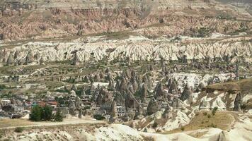 Goreme en traditioneel grot huizen architectuur Aan de rand van hoodoo fee schoorstenen in cappadocia video