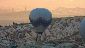 heet lucht ballon vliegend over- hoodoos en fee schoorstenen in Goreme vallei Cappadocië, urgup kalkoen video