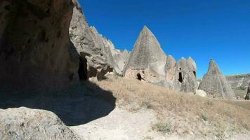 Fata camini hoodoos, grotta Casa e storico monastero attraverso occhi di un' in viaggio turista video