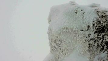 neige couches accumuler sur Roche dans le difficile orageux du froid temps dans hiver video