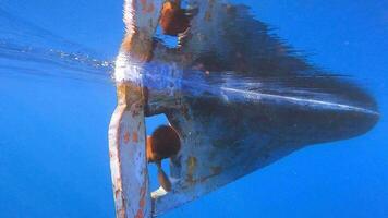 de boot onderwater- roer en propeller video