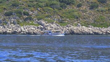 Turismo barco navegación lado rocoso islas en el mar video