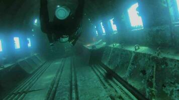 Trümmer von versunken alt Krieg Flugzeug unter Wasser Meer video