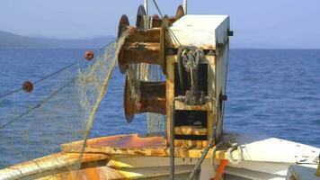 net bobine sur petit pêche bateau tirant net video