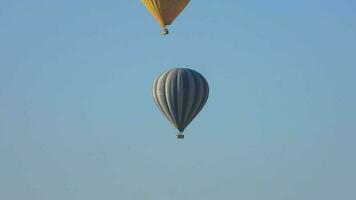 chaud air ballon en volant dans encore sans nuages clair ciel video
