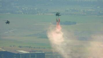 gens pendaison de hélicoptère performant cascade en volant video