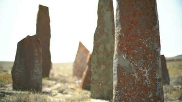 antiguo lápidas y obeliscos en el prehistórico cementerio video