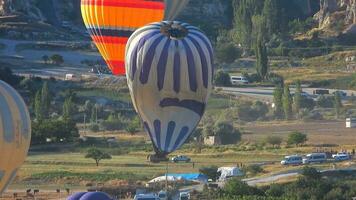 à le fin de le chaud air ballon conduire, il atterrissage sur le sol et gonfle et dégonfle video