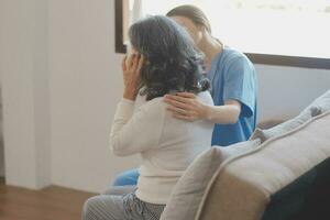 asiático médico mujer visitó paciente mujer a diagnóstico y cheque arriba salud a hogar o privado hospital. hembra paciente explique salud problema y síntomas a médico .salud cuidado prima Servicio a hogar foto