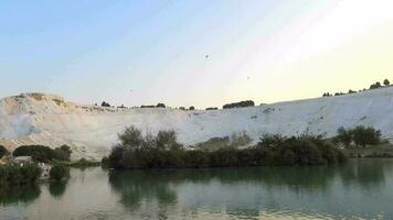 appendere volo a vela parapendio nel bianca travertini di pamukkale, un' turistico naturale mondo eredità luogo video