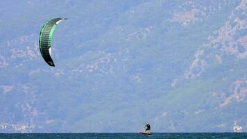 kitesurf, surf de vela cometa y kiteboarder es tirado a través de mar agua por un viento poder cometa video