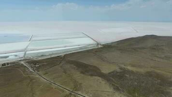 Antenne Salz- Produktion Anlagen und Kochsalzlösung Verdunstung Teich Felder im das Weiß salzig See video