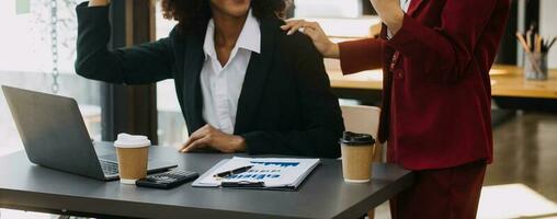 empresario empresario asiático y mujer de negocios discutiendo un nuevo proyecto de negocios en tableta en una reunión moderna en una oficina moderna, concepto casual de negocios asiáticos. foto