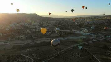 aérien chaud air des ballons en volant plus de hoodoos Fée cheminées dans la cappadoce dinde à lever du soleil Matin video