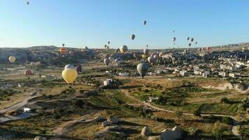 chaud air des ballons en volant plus de hoodoos et Fée cheminées dans Goreme vallée cappadoce, urgence dinde video