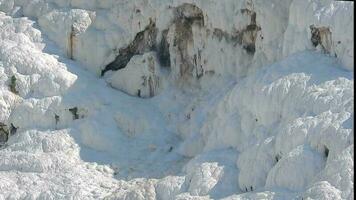 blanco tufo rock formado con calcio carbonato mineral en agua video