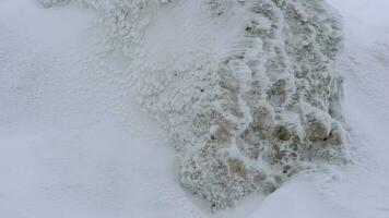 Schnee Schichten ansammeln auf Felsen im das schwer stürmisch kalt Wetter im Winter video