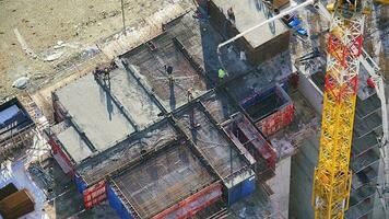 betong häller platta under betonggjutning golv av byggnader i konstruktion video