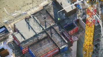 béton verser dalle pendant bétonnage planchers de bâtiments dans construction video