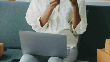 mujer de negocios puesta en marcha empresaria de pequeña empresa sme éxito. mujer independiente que trabaja en casa con entrega de paquetes en línea. concepto de entrega de pymes y embalajes video