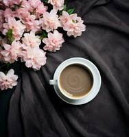 café taza con rosas flores foto