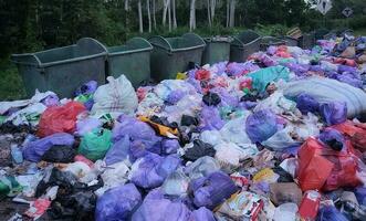 pila de algo de basura fuera de vacío papeleras descuidado ambiental higiene. foto