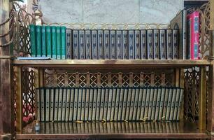 colección de el santo Corán en estante estar en el mezquita. foto