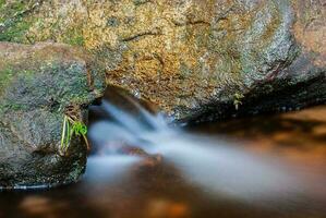 largo exposición fluido agua a grandioso cañón lazo azul montañas nsw Australia foto