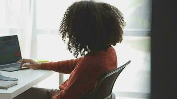 encantadora joven mujer de negocios asiática sentada en una computadora portátil en la oficina, haciendo un informe que calcula el documento de verificación del servicio de ingresos internos del saldo. video