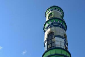 mezquita torre en contra el cielo. dónde el llamada a oración repitió y además usado para visión amplia foto