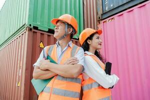 equipo de logística ingenieros, hombres y mujer en reflexivo chaquetas estar fuera de grande comercial puerto. contenedores en exportar importar negocio y logística foto