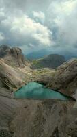 hyperlaps av hög alpina sjö antermoia i dolomiter Italien video