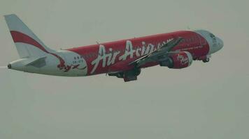 Phuket, Thailand November 26, 2016 - - Luftasien Airbus a320 9m afb Abfahrt von Phuket. video
