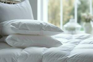 hermosa lujo cómodo blanco almohada y cobija en cama decoración. lujo blanco abajo edredón concepto por ai generado foto