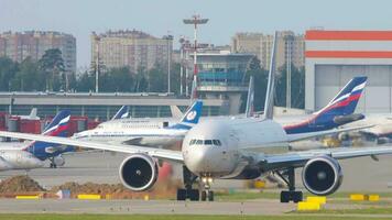 Moskou, Russisch federatie september 12, 2020 - boeing 777 van aeroflot luchtvaartmaatschappijen taxi's Aan de landingsbaan Bij sheremetyevo Internationale luchthaven video