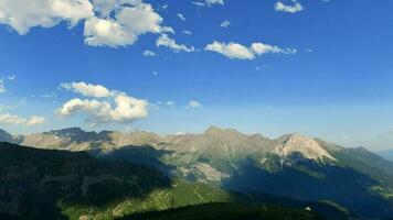 montagna paesaggio con movimento di nuvole e ombre video