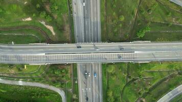 een antenne visie van een snelweg kruising van noorden zuiden snelweg en penang tweede brug snelweg video