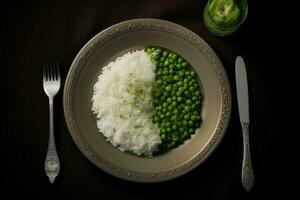 sano comida con arroz y chícharos en un plato foto