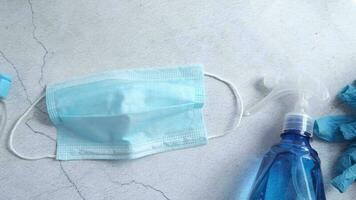 ein Paar von Blau Handschuhe, ein Flasche von Hand Desinfektionsmittel und ein Maske video