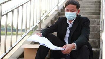 The full-time employee sat stressed out on the overpass and walked out of the office. video