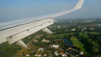 primo persona aereo Visualizza di un' bellissimo città bangkok. aereo si avvicina per approdo, oblò video