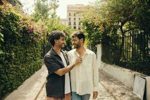 gay Pareja en amor abrazando cada otro al aire libre. de cerca retrato de un gay Pareja foto